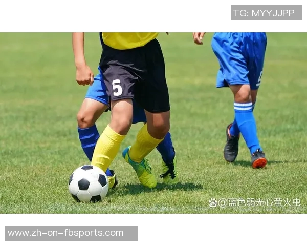 足球巨星挑战篮球场,脚踢篮球展现跨界魅力,精彩瞬间定格运动之美